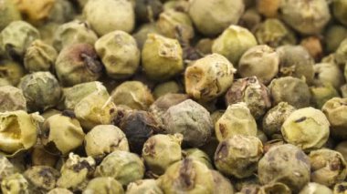 Super makro kuru yeşil biber peppercorns destesinin. Döner. Portre.