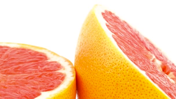 Makro střelbu ze dvou polovin růžového grapefruitu. Otáčení. Izolované na černém pozadí. Detail. Makro. — Stock video