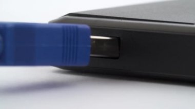 Yakın çekim, makro mavi Usb 3.0 çekim takın, Usb bağlantı noktasına takılı ve sonra çekilmiş. Yatay yönlendirme. Beyaz arka plan üzerinde izole.