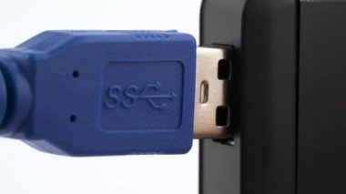 Yakın çekim, makro mavi Usb 3.0 çekim takın, Usb bağlantı noktasına takılı ve sonra çekilmiş. Dikey yönlendirme. Beyaz arka plan üzerinde izole.