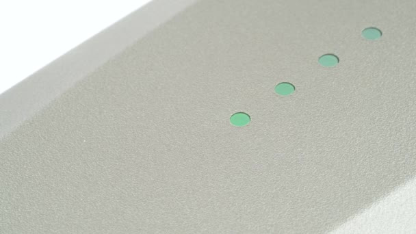 充電残量表示。4 つある丸い緑の Led デバイスを配置した斜めに 1 つ。1 つずつを点滅します。クローズ アップ。マクロ. — ストック動画