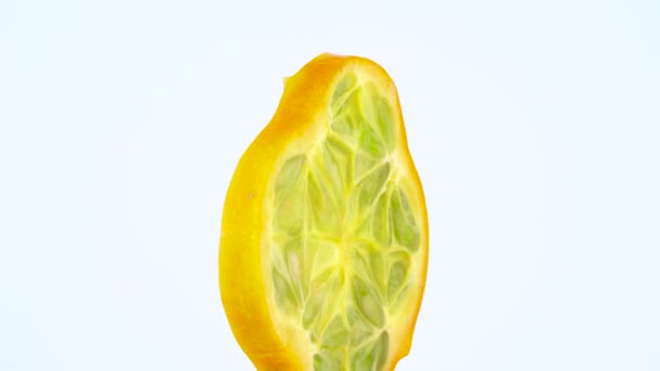 Λήψη macro Κουφοξυλιά φέτα φρούτα περιστρεφόμενη στο πικάπ απομονώνονται σε λευκό φόντο. Γκρο πλαν. — Αρχείο Βίντεο
