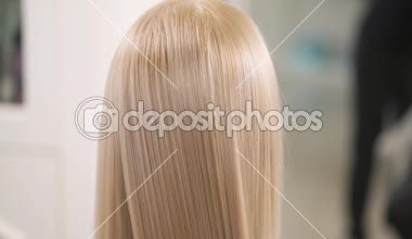 Sarışın saç uzunluğu için bir delik saç fırçası tarafından fırça arka görünümü kadar yakın. Kamera yavaş yavaş üst aşağı taşır.