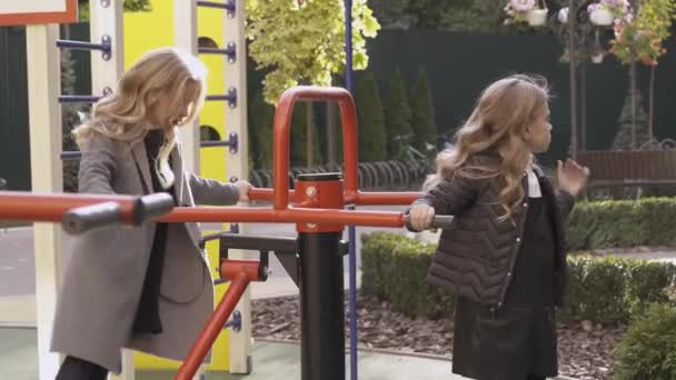 Duas Raparigas Cabelos Lisos Estão Parque Infantil Mais Velho Oscila — Vídeo de Stock