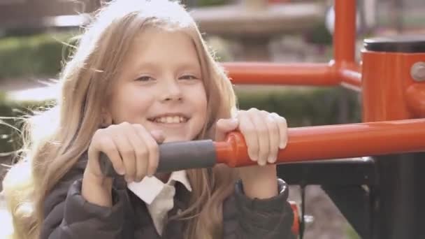 Bliska Cute Girl Blondynem Placu Zabaw Ona Posiada Bar Patrzy — Wideo stockowe
