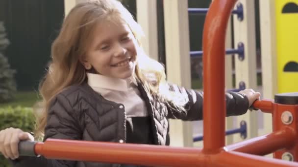 Close Uma Menina Cabelos Bonitos Parque Infantil Ela Balança Para — Vídeo de Stock