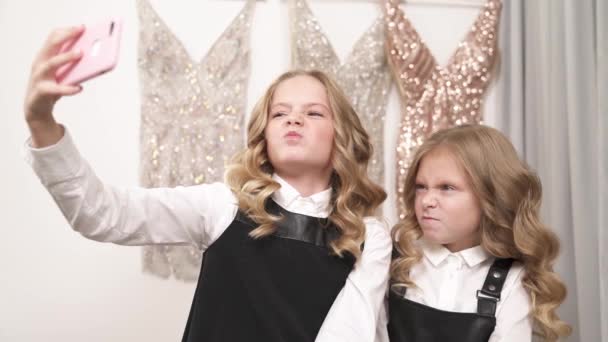 Zwei Süße Kleine Mädchen Sitzen Einem Bekleidungsgeschäft Und Machen Ein — Stockvideo