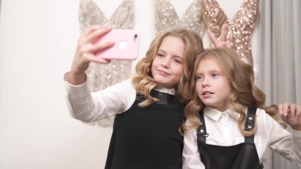 Twee Mooie Meisjes Met Lang Krullend Eerlijke Haar Nemen Een — Stockvideo
