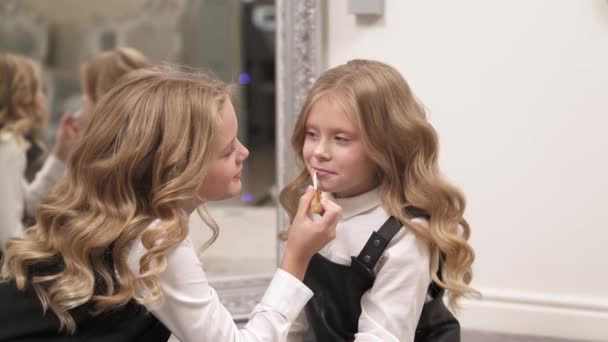 Oldalnézetből Két Gyönyörű Szőke Lány Földön Egymással Szemben Régebbi Egy — Stock videók