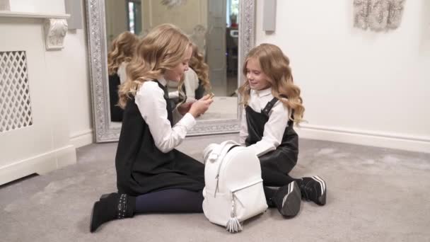 Дві Чарівні Дівчата Одягнені Чорно Біле Сидять Килимі Біла Сумка — стокове відео
