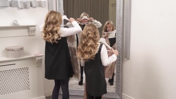 Δύο Χαριτωμένα Κορίτσια Στέκονται Πίσω Στη Φωτογραφική Μηχανή Στον Καθρέφτη — Αρχείο Βίντεο