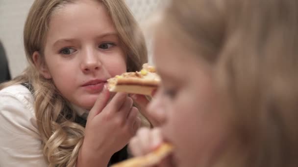 Primer Plano Dos Chicas Comiendo Pizza Imagen Izquierda Está Poco — Vídeo de stock