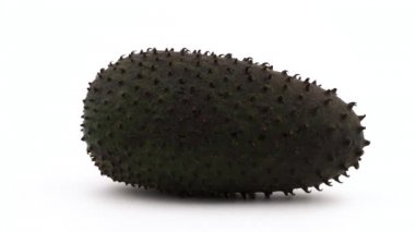 Su ile bir bütün guanabana meyve bırakır. Turntable döner. Beyaz arka plan üzerinde izole. Yakın çekim. Makro.