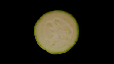 Çapraz bölüm kesme yuvarlak kabak en iyi görünümü yukarıdaki. Döner. Siyah arka plan üzerine izole. Yakın çekim. Makro.