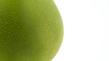 Suyla dönen pomelo meyve yarım çerçeve makro çekim bırakır. Beyaz arka plan üzerinde izole. Yakın çekim.