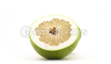 Büyük shaddock pomelo meyve su ile iki yarısı bırakır. Dönüş tablo üzerinde döner. Beyaz arka plan üzerinde izole. Yakın çekim. Makro.