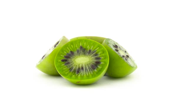 Vier Hälften Winterharte Kiwi Früchte Drehen Auf Der Drehscheibe Isoliert — Stockvideo