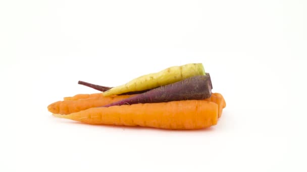 Mini Zanahorias Diferentes Colores Girando Tocadiscos Aislado Sobre Fondo Blanco — Vídeos de Stock