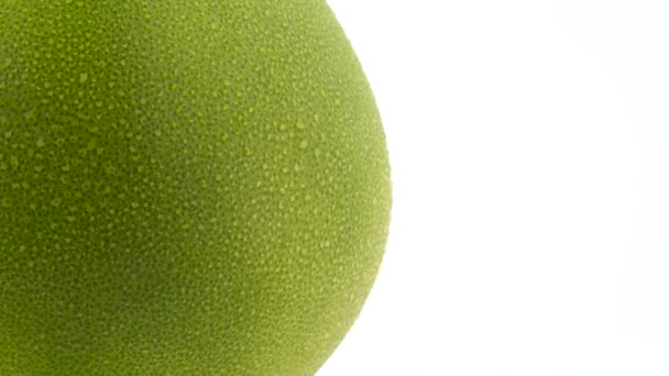 半框架宏观拍摄的柚子水果旋转水滴 隔离在白色背景上 — 图库视频影像