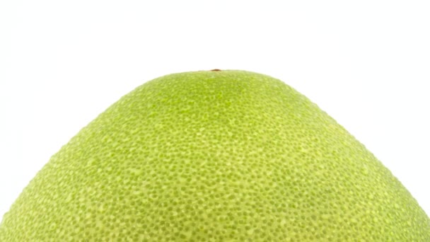 柚子果的上部与水滴 在转盘上旋转 隔离在白色背景上 — 图库视频影像