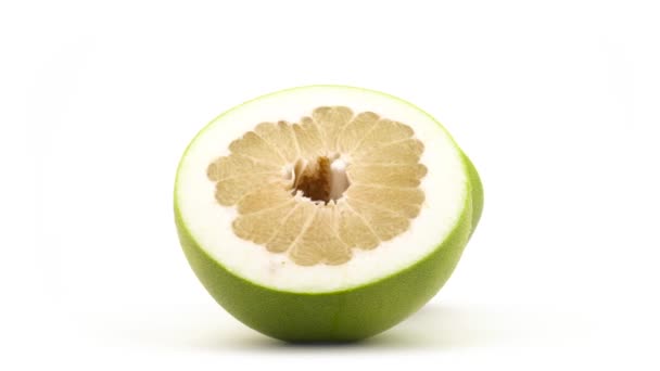 两半的大沙结柚子水果与水滴 在转盘上旋转 隔离在白色背景上 — 图库视频影像