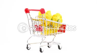 Süpermarket arabası. Alışveriş sepeti ile sarı pattypan squashes. Döner. Beyaz arka plan üzerinde izole. Yakın çekim. Makro.