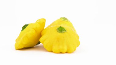 İki bütün sarı pattypan squashes. Turntable döner. Beyaz arka plan üzerinde izole. Yakın çekim. Makro.