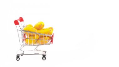 Yarım çerçeve. Süpermarket arabası. Alışveriş sepeti ile sarı ulluco yumrular. Döner. Beyaz arka plan üzerinde izole. Yakın çekim. Makro.