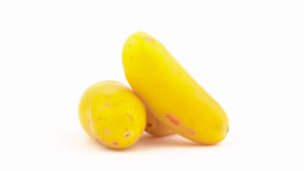 つの黄色い Ulluco の塊茎 ターン テーブルを回転させます 白い背景上に分離 クローズ アップ マクロ — ストック動画