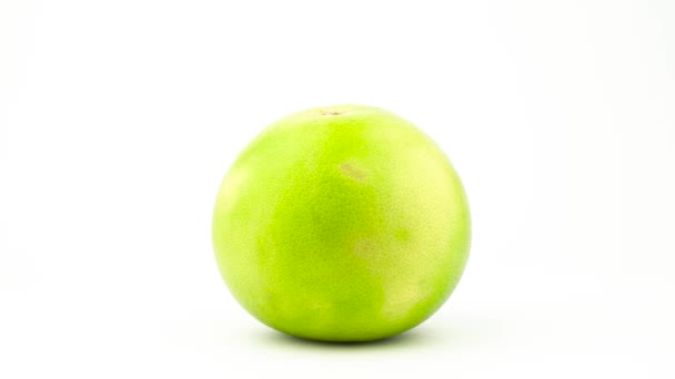 つの全体の緑の甘いフルーツ ターン テーブルを回転させます 白い背景上に分離 クローズ アップ マクロ — ストック動画