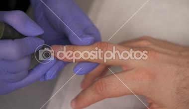 Manikürcü fraser adam tırnak tırnak-freze tezgahı - kullanarak dikkat çekici. Aşırı cuticles güzellik salonunda donanım manikür işlemini kullanarak kaldırma.