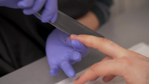 美甲师特写镜头塑造一个男人的指甲使用指甲文件 — 图库视频影像