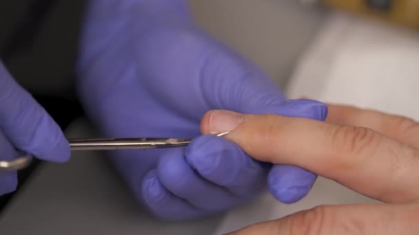 用指甲剪剪剪下的美甲师指甲上的角质层特写镜头 — 图库视频影像