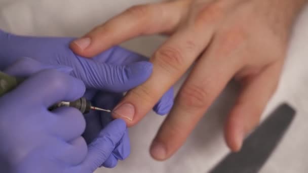 Manicurista Modellatura Dell Unghia Dell Uomo Utilizzando Una Perforatrice Unghie — Video Stock