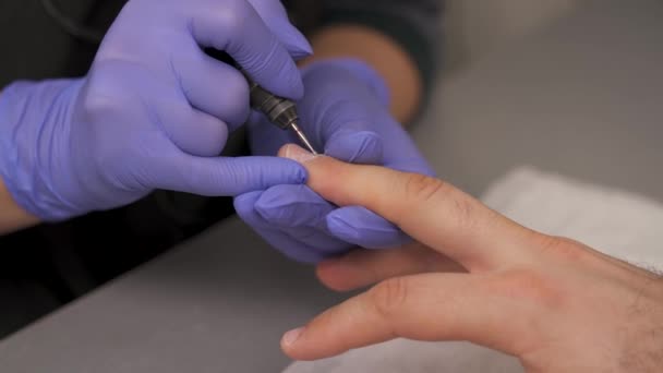 Primer Plano Manicura Cuidando Las Uñas Del Hombre Usando Una — Vídeos de Stock