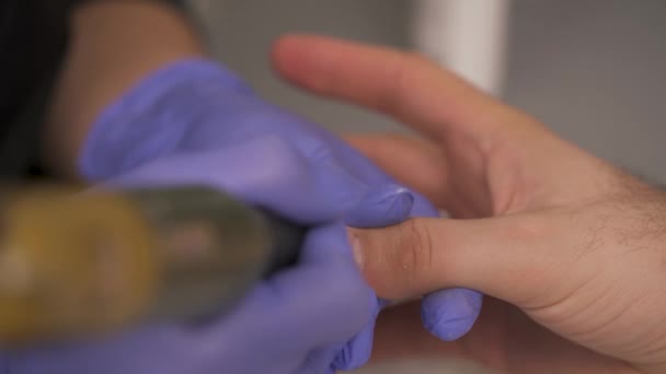 Close Uma Mão Homem Fazendo Uma Manicure Salão Beleza Processo — Vídeo de Stock