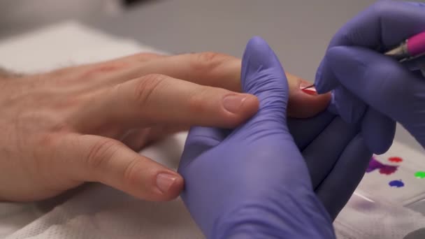 Profissional Manicure Aplicação Verniz Unhas Vermelhas Para Homem Unha Salão — Vídeo de Stock