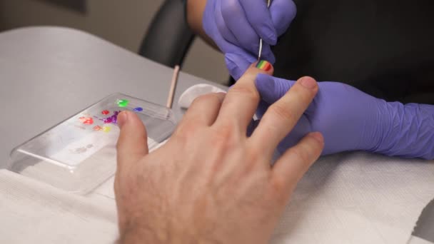 Maniküre Trägt Einen Nagellack Auf Den Fingernagel Des Mannes Auf — Stockvideo