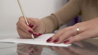 Bir düğün elbise kroki üzerinde çalışma ve bir kalemle çizim tasarımcının el bir close-up