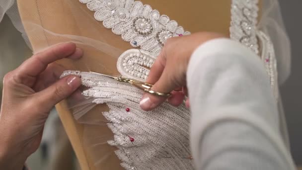 女性手切断面纱布亮片和珠饰花边固定在人体模型, 并调整它的模型更好的切割 — 图库视频影像
