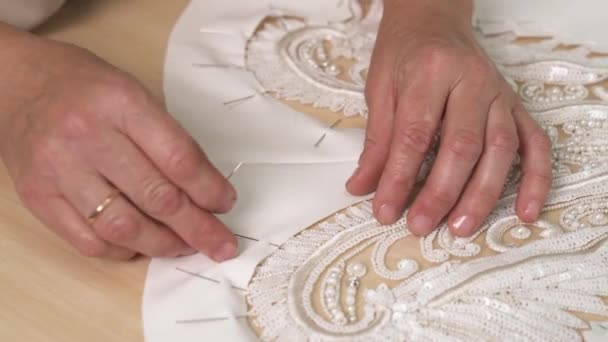 女性双手将花边固定在面纱上的特写镜头 以白色织物为中心图案 婚纱的一部分 — 图库视频影像