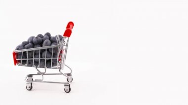 Alışveriş sepeti turntable dönen taze yaban mersini ile yarım çerçeve. Beyaz arka plan üzerinde izole. Yakın çekim. Makro.