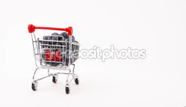 Alışveriş sepeti taze bilberry çilek çerçevede hareket ile. Beyaz arka plan üzerinde izole. Yakın çekim. Makro.