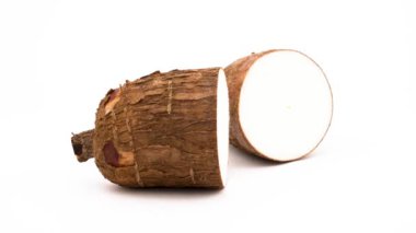 Yuca yumru tamamlayan bir. Turntable döner. Beyaz arka plan üzerinde izole. Yakın çekim. Makro.
