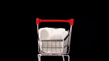 Alışveriş sepeti beyaz Marshmallow yığın ile makro çekim. Turntable döner. Siyah arka plan üzerine izole. Yakın çekim.
