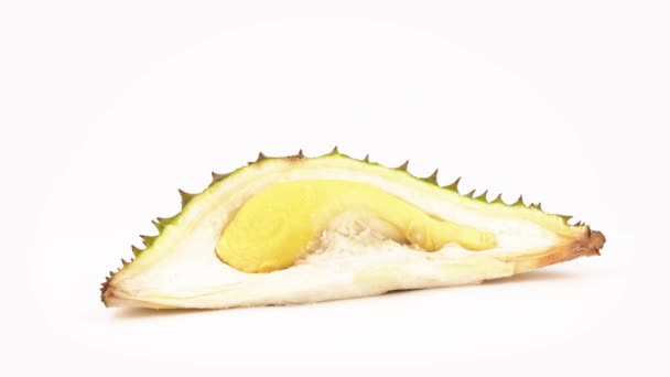 Segment Van Durian Fruit Met Geel Vlees Draaien Draaitafel Geïsoleerd — Stockvideo