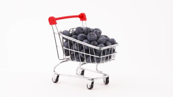 Supermarkt Trolley Met Verse Bosbessen Stapel Draaien Draaitafel Geïsoleerd Witte — Stockvideo