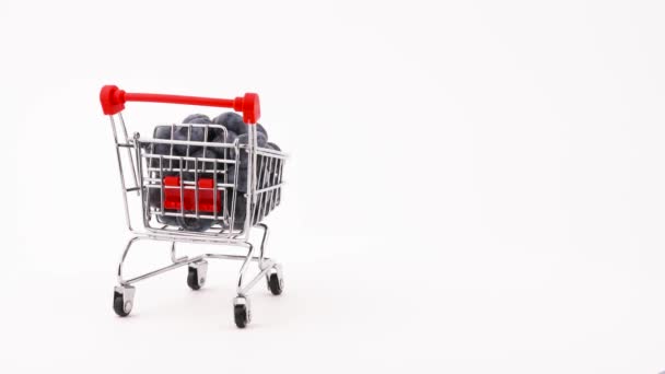 Alışveriş Sepeti Taze Bilberry Çilek Çerçevede Hareket Ile Beyaz Arka — Stok video