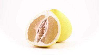 Sarı pomelo Narenciye meyve turntable dönen iki yarısı. Kesit kesti. Beyaz arka plan üzerinde izole. Yakın çekim. Makro.
