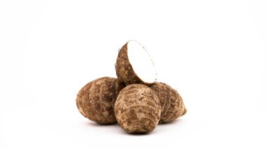 Üç tüm taro yumru ve yarım kesilmiş. Turntable döner. Beyaz arka plan üzerinde izole. Yakın çekim. Makro.